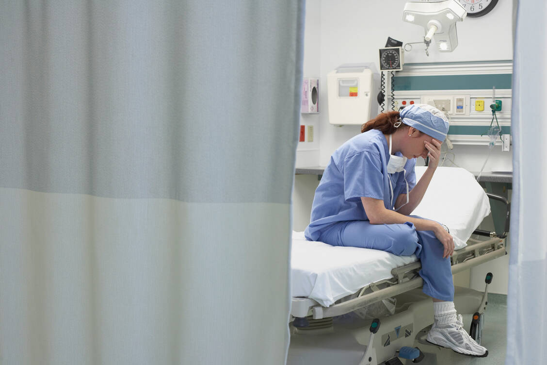 Gesundheitsberufe können sehr belastend sein.  / © Getty Images/ER Productions Limited