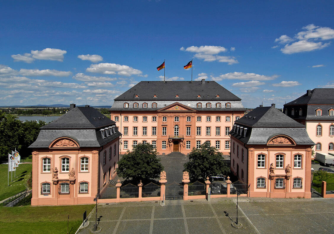 Landtag in Mainz: Der rheinland-pfälzische Landtag tagt im Deutschhaus, ein barockes Palais direkt am Rhein. / Foto: Landtag Rheinland-Pfalz/K.Benz