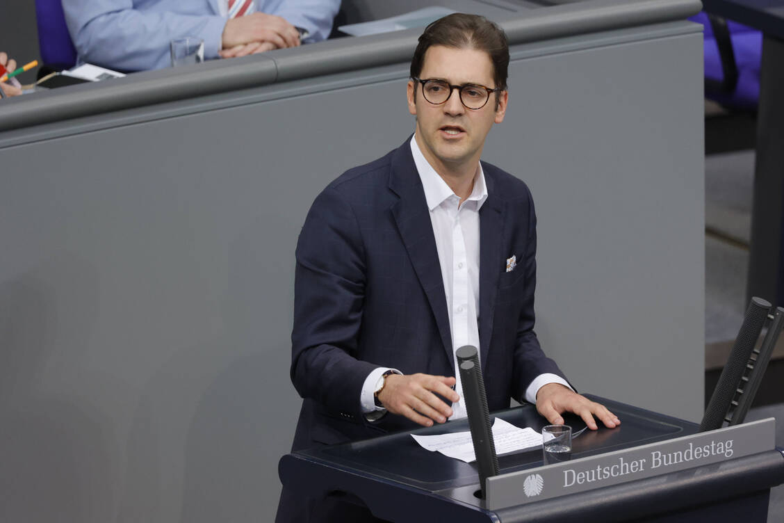 »Wir alle sind nun einmal regelmäßig beim Arzt oder holen etwas in der Apotheke ab. Insofern gehe ich stark davon aus, dass wir so viele Menschen zusätzlich abfragen könnten«, sagt der CSU-Bundestagsabgeordnete Stephan Pilsinger. / Foto: IMAGO/Metodi Popow