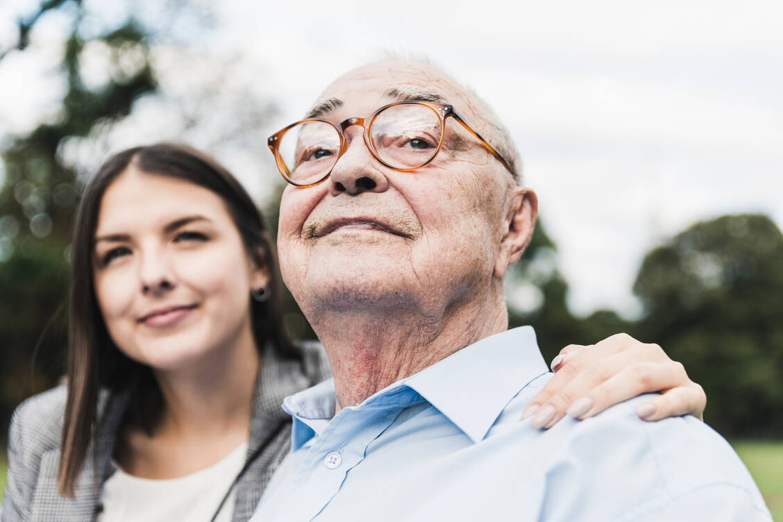 Familiär bedingter Alzheimer kann sehr früh einsetzen. Ablagerungen im Gehirn zeigen sich schon Jahrzehnte vor den Symptomen. Die Hoffnung ist, dass der frühe Einsatz von Medikamenten die Erkrankung hinauszögern oder sogar verhindern kann. / Foto: Getty Images/Westend6