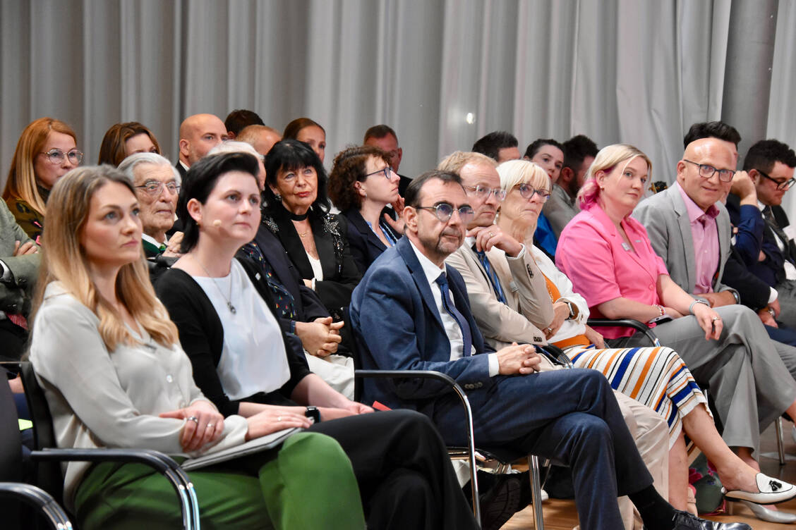 Volles Haus bei der Eröffnung des Bayerischen Apothekertags in München, vorne links: Gesundheitsministerin Judith Gerlach und Kammerpräsidentin Franziska Scharpf / © BAV/Sabrina Spies