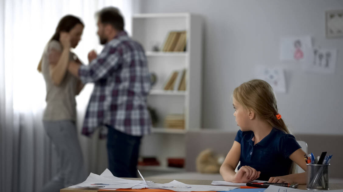 Hat ein Elternteil eine psychische Krankheit, erleben Kinder das häufig als belastend. Gute Kommunikation in der Familie ist wichtig. / © Adobe Stock/motortion
