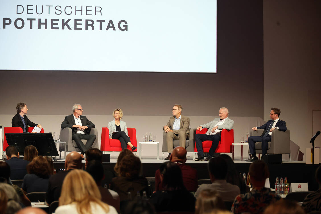 Alexander Müller, Thomas Zöller, Anne Klemm, Thomas Preis, Oliver Funken und Hans Theiss (v. l. n. r.) diskutierten über das geplante Primärversorgungssystem. / © PZ/Alois Müller