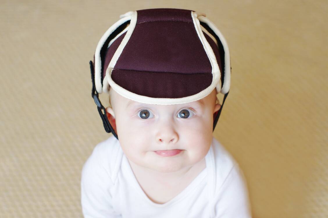 Kinder, die häufig unter epileptischen Anfällen leiden, müssen mitunter im Alltag einen Sicherheitshelm tragen. / Foto: Adobe Stock/INNA_VOLODINA