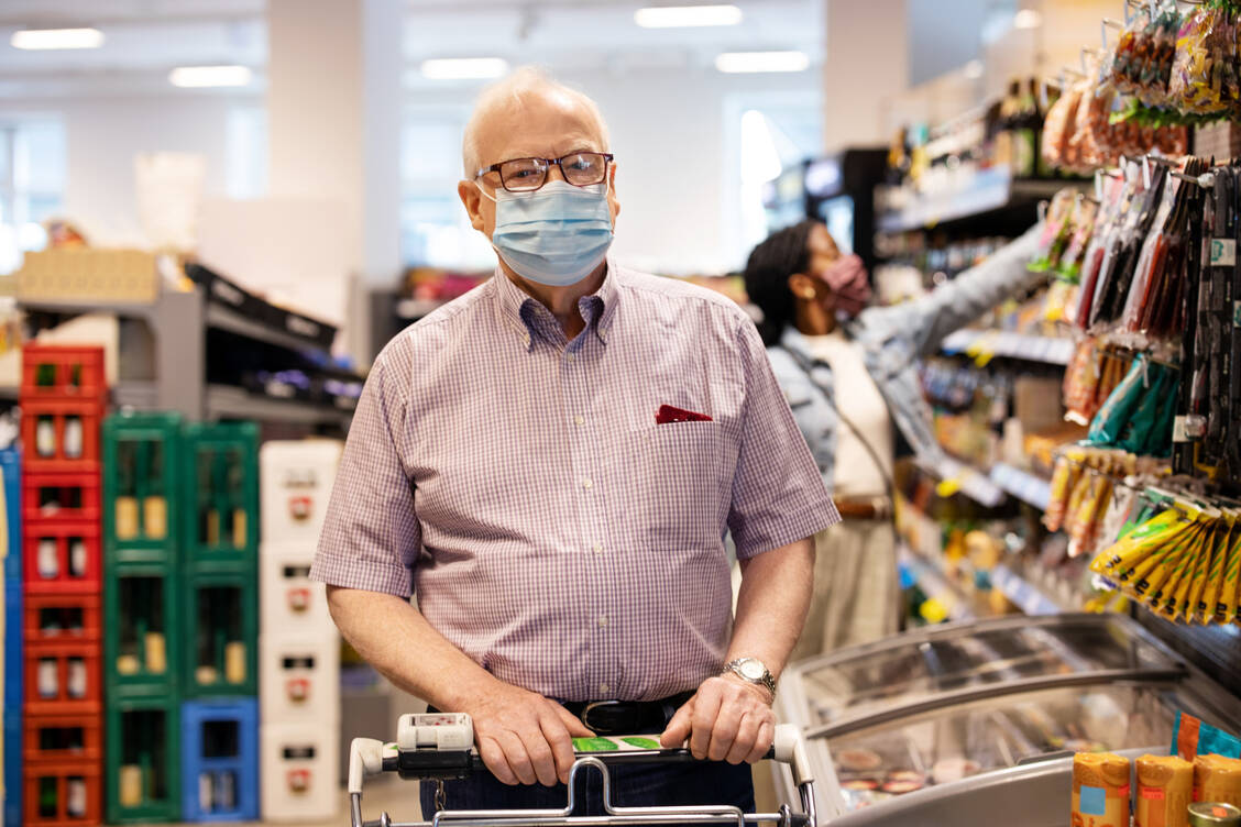 Mit Maske fühlen sich vor allem Angehörige der Risikogruppen für einen schweren Corona-Verlauf weiterhin sicherer vor einer Ansteckung in öffentlichen Räumen. / Foto: Getty Images/Luis Alvarez