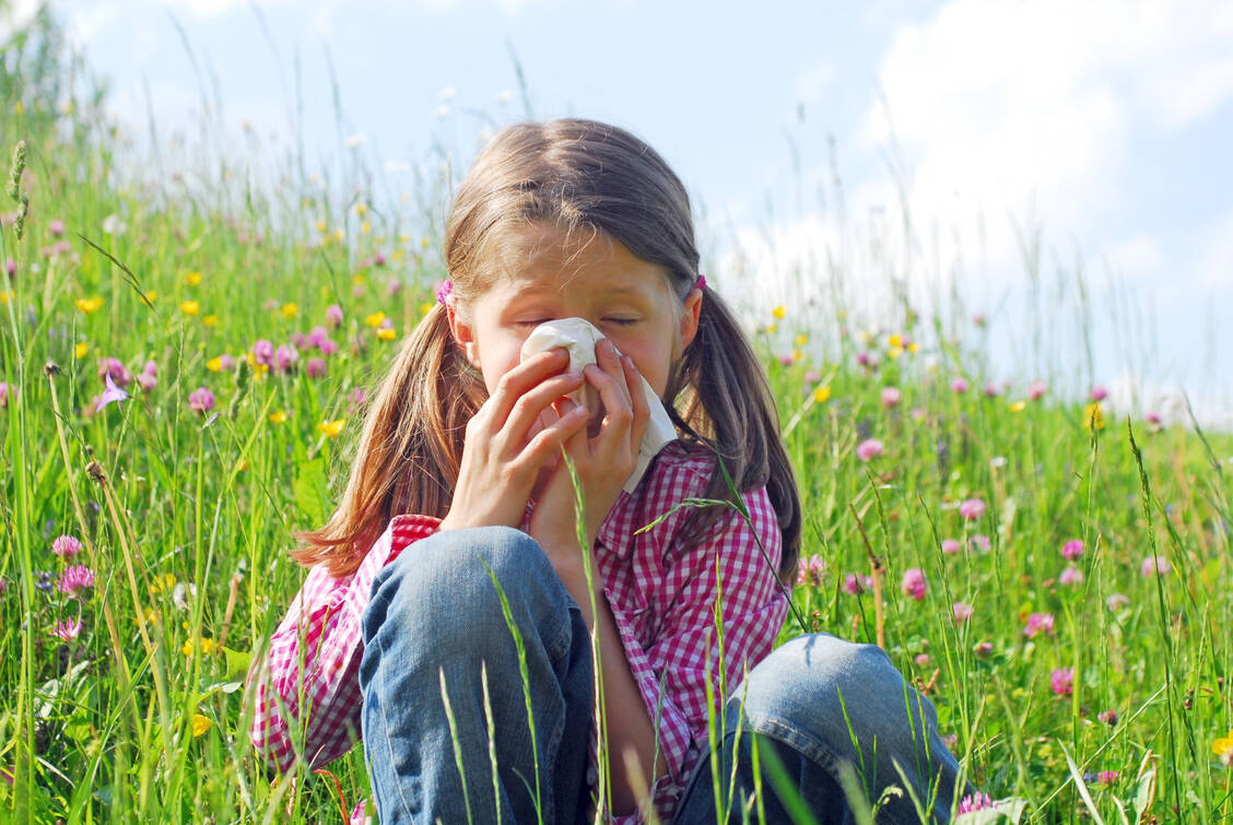 Heuschnupfen kann auch schon Kinder plagen. Sie sollten eine medikamentöse Behandlung erhalten. / Foto: Adobe Stock/photophonie