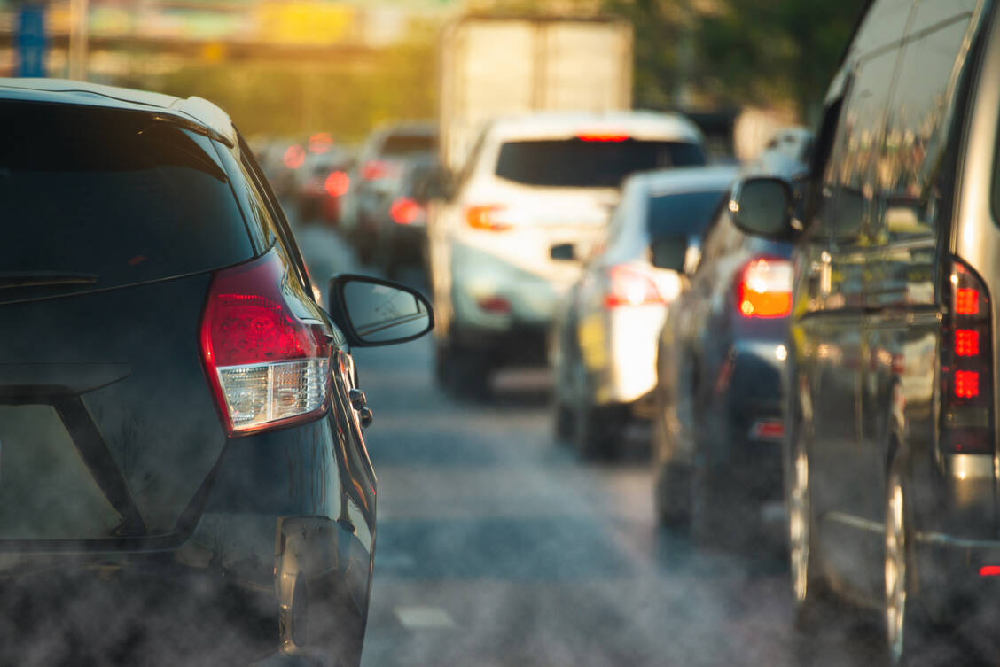 In Ballungsgebieten ist der Straßenverkehr die dominierende Quelle für Feinstaub. / Foto: Adobe Stock/chartphoto