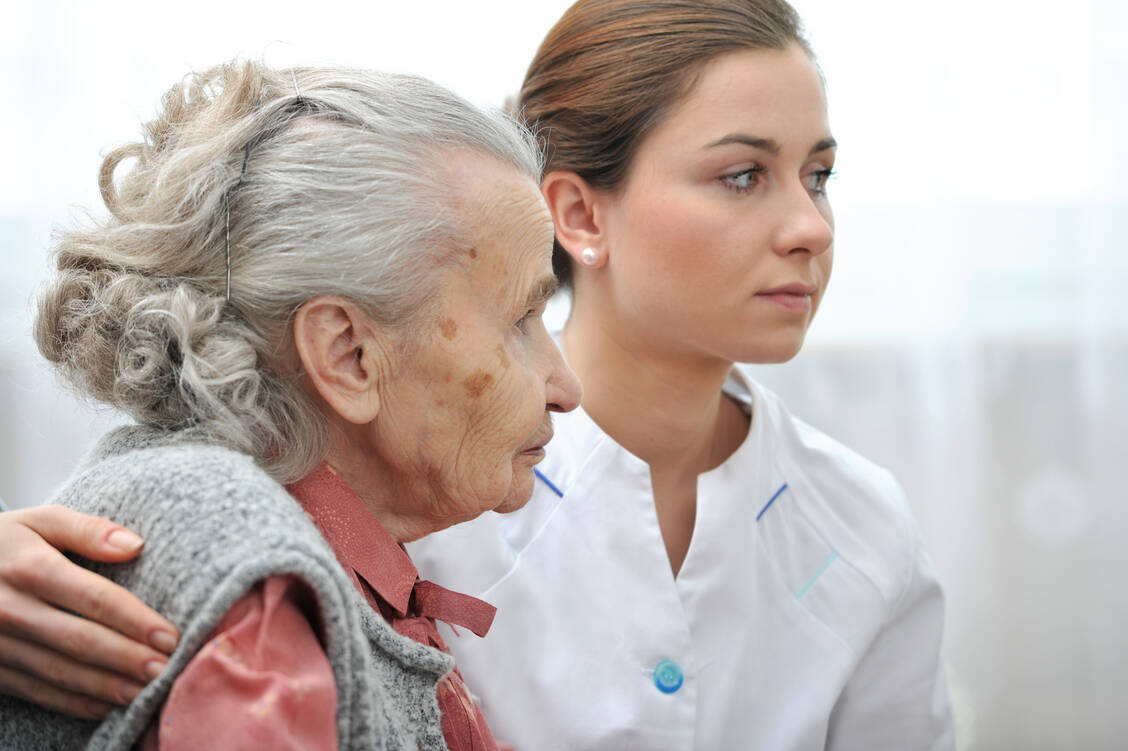 Suchterkrankungen bei älteren Menschen müssen in Heimen deutlich mehr berücksichtigt werden, meinen Experten. Das setzt genügend Personal voraus. / Foto: Fotolia/ Alexander Raths
