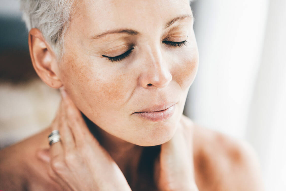 Wer früh und konsequent seine Haut pflegt, sich gesund ernährt und nicht raucht, dem sieht man sein biologisches Alter nicht so schnell an. / Foto: Getty Images/Maria Korneeva