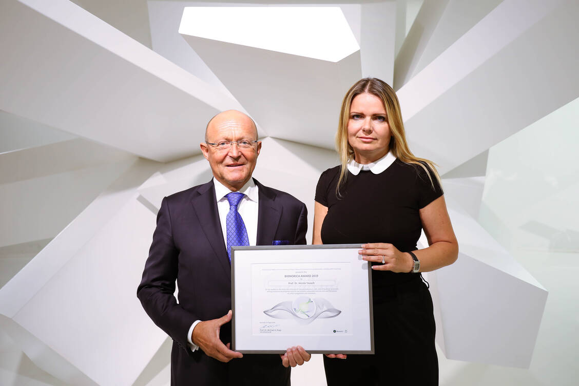 Bionorica Chef Michael Popp verleiht den Bionorica-Award an Professor Dr. Nicole Teusch. / Foto: GA 2019/Julius Thöni