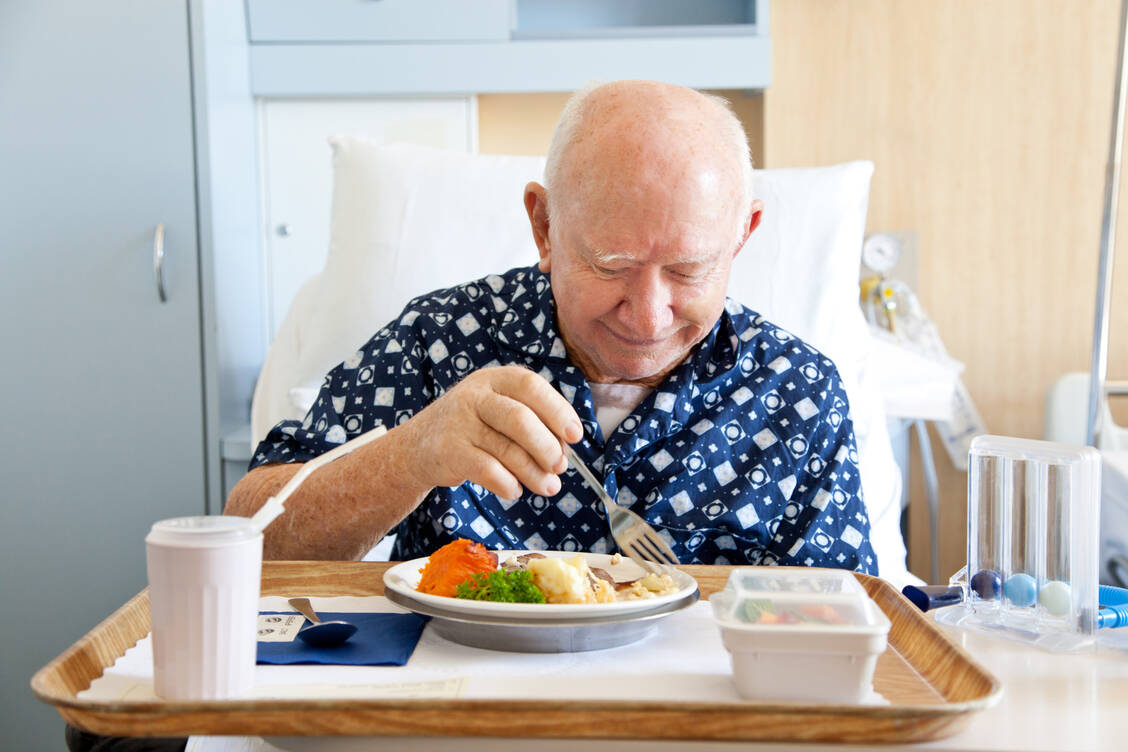 Guten Appetit! Den haben nicht alle Patienten im Krankenhaus – jeder vierte bis fünfte Patient ist mangelernährt.  / © Getty Images/pamspix