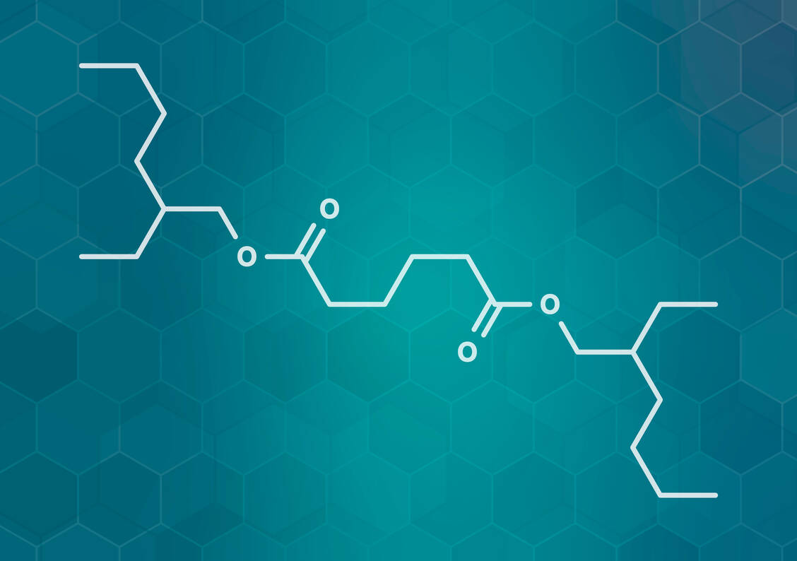 Diethylhexyladipat (DEHA) ist der Adipinsäureester des 2-Ethylhexanol. Es wird unter anderem zur Herstellung von Weichmachern verwendet. Forscher haben eine umweltfreundlichere Synthesemöglichkeit gefunden. / Foto: Getty Images/Molekuul