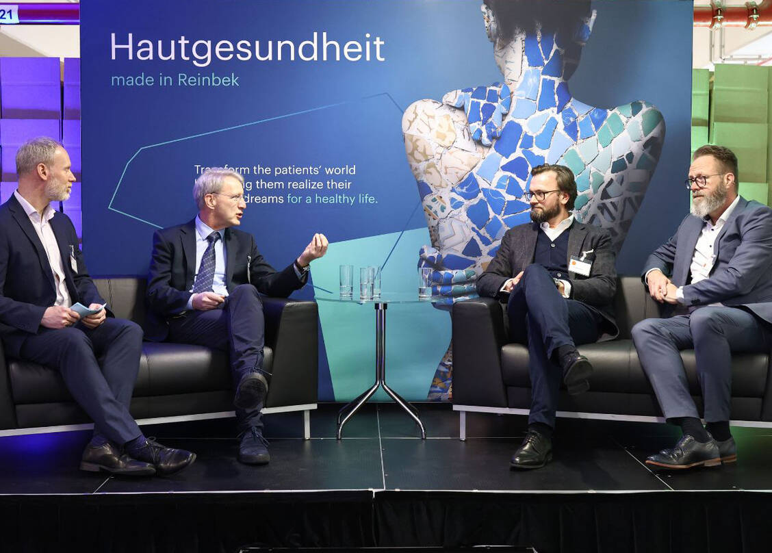 René Rust (Almirall Corporate Communications) moderierte die Diskussionsrunde zum Pharmastandort Norddeutschland mit dem Dermatologen Professor Thomas Dirschka, Almirall-Deutschland-Geschäftsführer Dirk Menschig und Landeswirtschaftsminister Claus Ruhe Madsen (von links). / © Almirall
