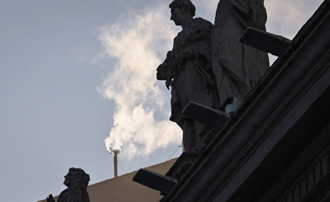 Kommunikation aus dem Konklave: Weißer Rauch stieg am Mittwoch um 18:08 Uhr aus dem Schornstein der Sixtinischen Kapelle  auf – »habemus papam«, hieß es kurze Zeit später. / © Imago Images/Ulmer/Teamfoto