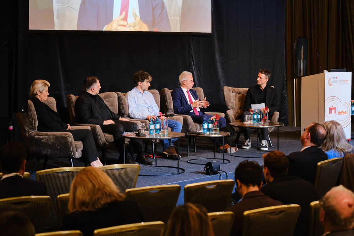 Die Bundestagsabgeordneten Simone Borchardt (CDU), Christoph Pantazis (SPD), Ates Gürpinar (Die Linke), der DAV-Vorsitzende Hans-Peter Hubmann und PZ-Chefredakteur Alexander Müller (v.l.). / © DAV-Wirtschaftsforum / André Wagenzik