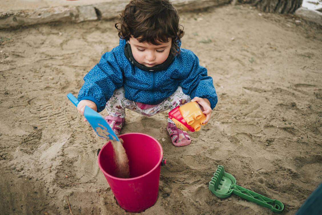 Zu den Hygienemaßnahmen zur Vorbeugung gegen Parasiten-Infektionen gehört es auch, den Sand in Sandkästen regelmäßig auszutauschen.  / Foto: Imago Images/Westend61