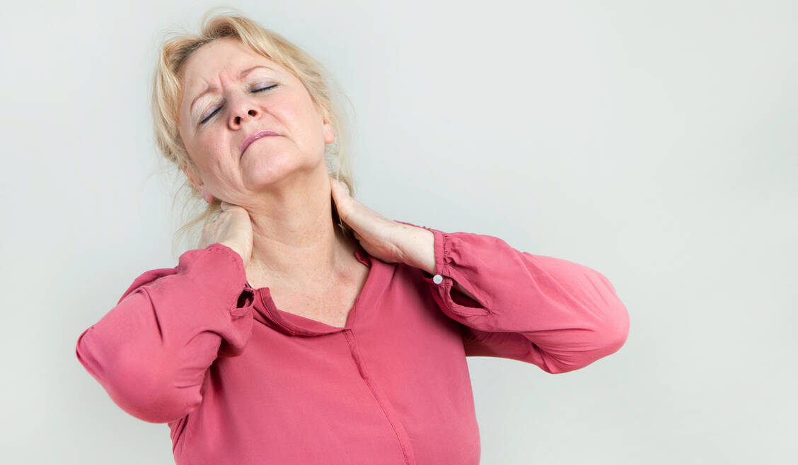 Nicht wenige Patienten berichten unter Statinen über Muskelschmerzen. Mitunter handelt es sich nicht um eine Nebenwirkung, sondern um einen Nocebo-Effekt dieser Arzneimittel. / © Adobe Stock/pfluegler photo