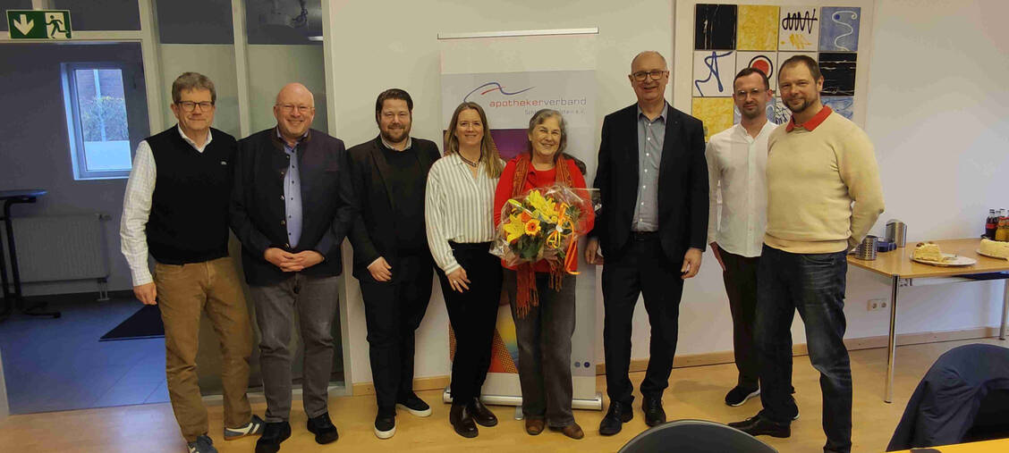 Der siebenköpfige Vorstand mit Antje Haase (mit Blumenstrauß), die in den Ruhestand verabschiedet wurde. / © Apothekerverband Schleswig-Holstein