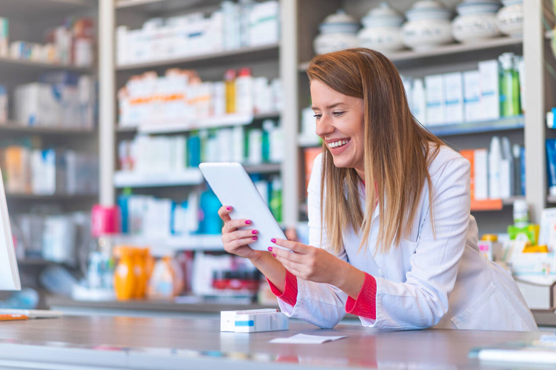 Das Berufsbild PTA wandelt sich. Dabei spielen verschiedene Faktoren eine Rolle, zum Beispiel die zunehmende Digitalisierung im Apothekenbereich. / Foto: Adobe Stock/Dragana Gordic