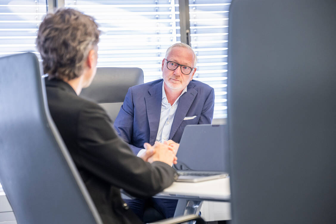 Phagro-Chef Marcus Freitag spricht im PZ-Interview auch über seine Enttäuschung, dass der Versandhandel weiter unter ungleichen Bedingungen Arzneimittel transportieren darf. / © Phoenix