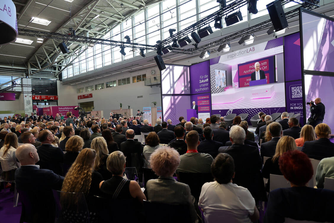 Der DAV-Vorsitzende Hans-Peter Hubmann bei der diesjährigen Expopharm-Eröffnung in München. / © PZ/Expopharm