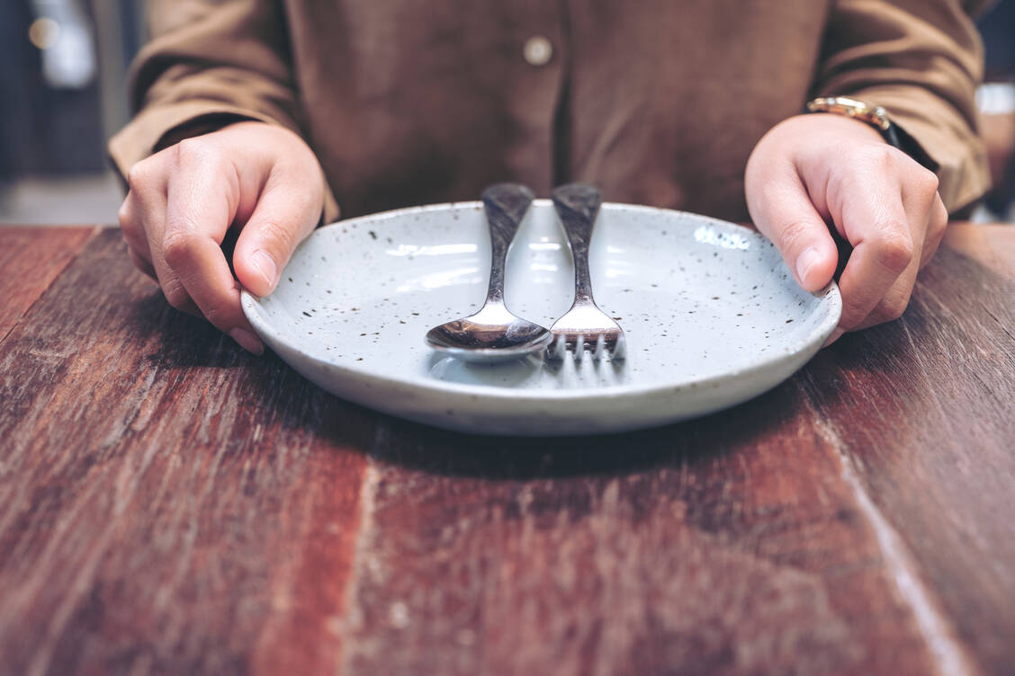 Innerhalb von 24 Stunden während 16 Stunden nichts zu essen, nennt man 16/8-Intervallfasten. Es gilt allgemein als gesund, doch deutet jetzt eine Beobachtungsstudie auf einen gegenteiligen Effekt hin. / Foto: Getty Images/Farknot_Architect