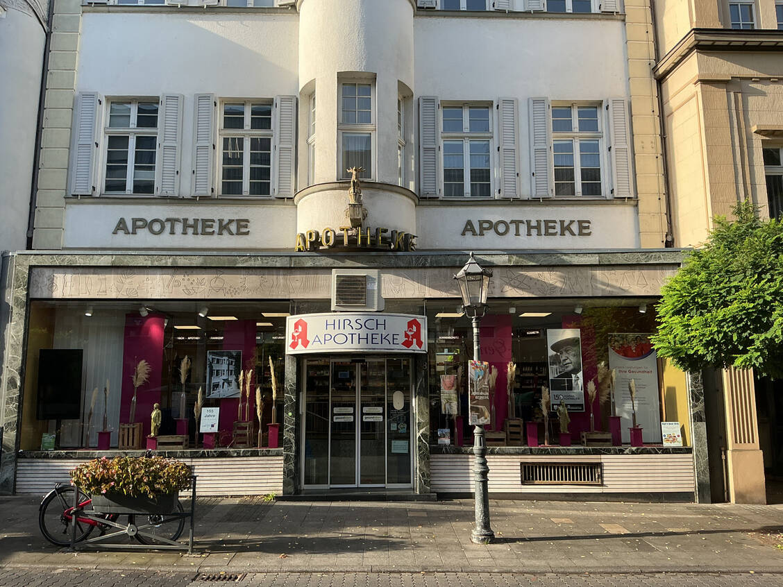 »Es ist richtig doof gelaufen«, sagt Apothekerin Bettina Müller-Plenk. Ihre Apotheke muss nach 160 Jahren schließen. / © Hirsch Apotheke