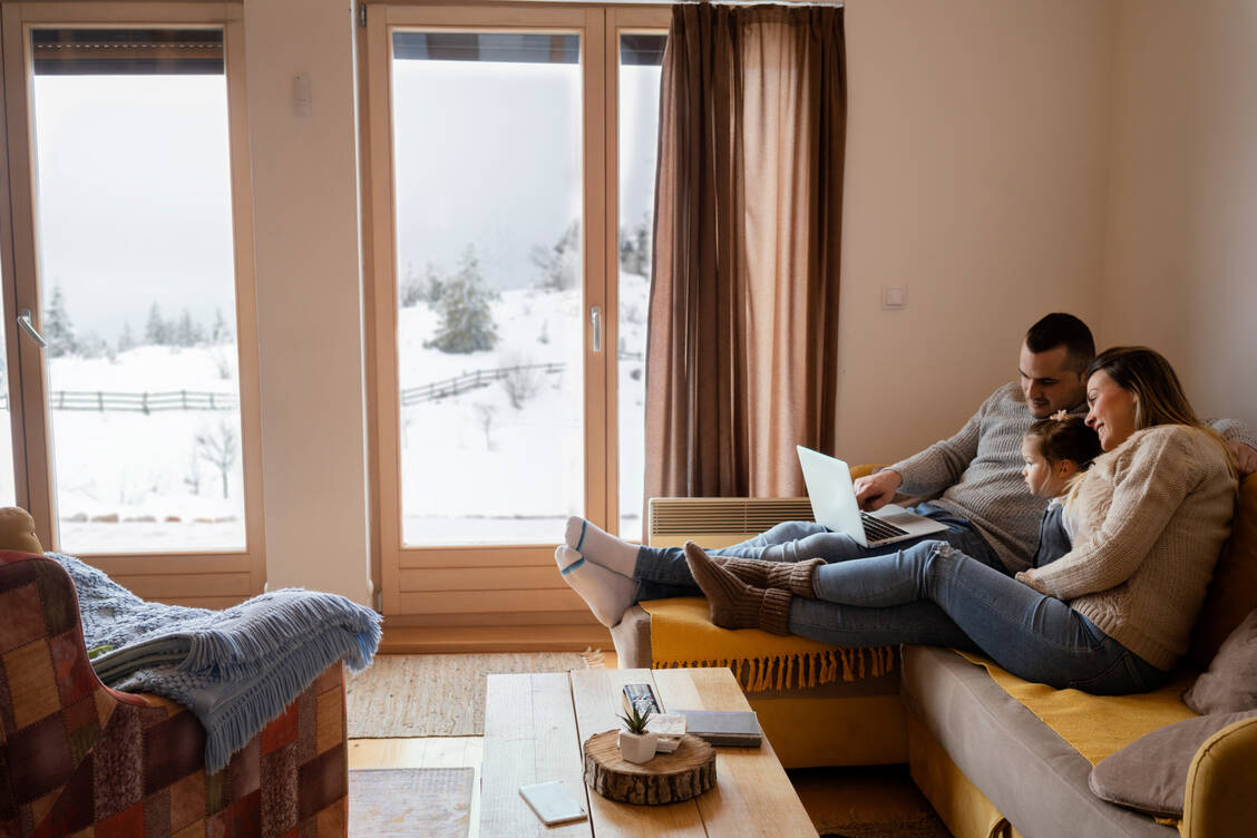 Im Winter kann die Radonbelastung durch eingeschränktes Lüften in Wohnräumen steigen. / © Getty Images/Vesnaandjic