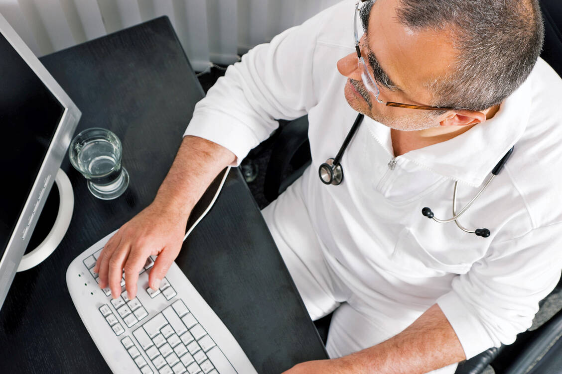 In Österreich erstellt der Arzt das E-Rezept am PC. Der Patient erhält einen entsprechenden Code dafür als Ausdruck oder direkt auf sein Smartphone. / Foto: Fotolia/Kzenon
