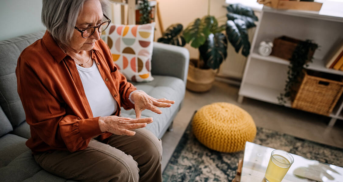 Patienten mit früher rheumatoider Arthritis bekommen häufig Glucocorticoide zur raschen Symptomlinderung, bis Basistherapeutika wirken. Wichtig ist, das Ausschleichen und Absetzen der Corticoide nicht zu vergessen. / Foto: Getty Images/eclipse_images