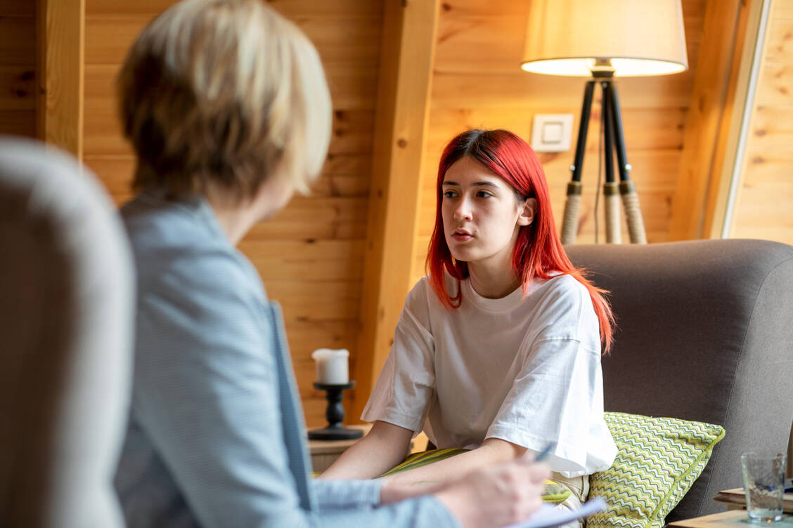 Wichtigster Baustein in der Therapie von Essstörungen ist die Psychotherapie – neben der medizinischen Versorgung und dem Ernährungsmanagement. / Foto: Getty Images/Sladic