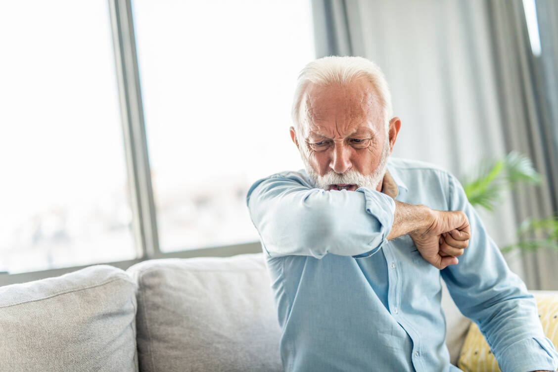 Eine chronisch-obstruktive Lungenerkrankung (COPD) entwickeln vor allem langjährige Raucher. LAMA wie Tiotropium gehören bei COPD zur Basistherapie. / Foto: Getty Images/DjelicS