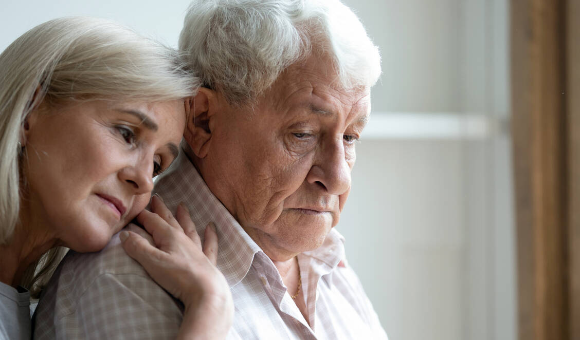 Eine Demenzerkrankung belastet die Patienten und ihre Angehörigen sehr. Die »Demenzfreundlichen Apotheken« wollen sie unterstützen – und wurden dafür jetzt mit dem Bayerischen Demenzpreis ausgezeichnet. / Foto: Adobe Stock/fizkes