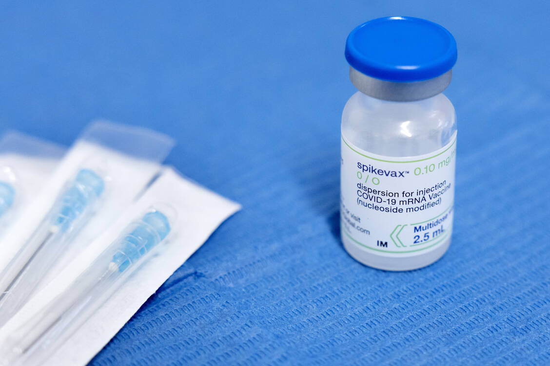Die bivalenten Spikevax Auffrischungs-(Booster-) Impfstoffe (blaue Kappe) wurden kürzlich für die Verwendung bei Personen ab zwölf Jahren zugelassen. Die korrekte Dosis beträgt 0,5 ml (50 Mikrogramm). / Foto: picture alliance/KEYSTONE