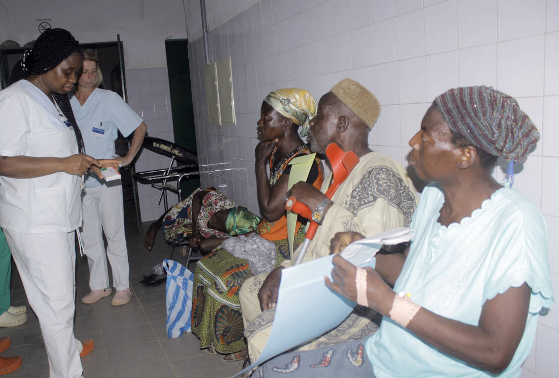 Mehr Wissen über Medikamente: Spezielle Schulungen und Trainings von Fachkräften vor Ort gehören zu mehreren Langzeitprojekten von Apotheker Helfen, hier im Krankenhaus von Bassar in Togo. / Foto: Apotheker Helfen, Fi Bassar