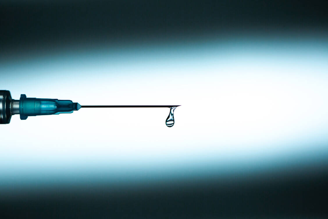 Echte und dauerhafte Impfschäden sind äußerst selten. Auf 253 anerkannte Anträge in Deutschland kommen rund 192 Millionen verimpfte Dosen der Corona-Vakzinen. / Foto: Getty Images/Anna Efetova