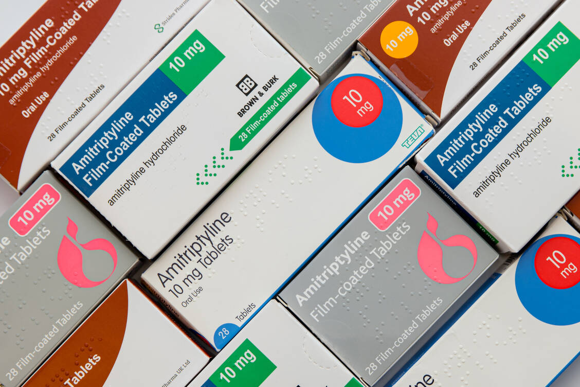 10 mg Amitriptylin – bezieht sich die Angabe auf der Packung auf ein Salz wie Amitriptylinhydrochlorid oder auf die Base, also den Arzneistoff selbst? Darauf ist bei einem Austausch zu achten. / Foto: Adobe Stock/HASPhotos