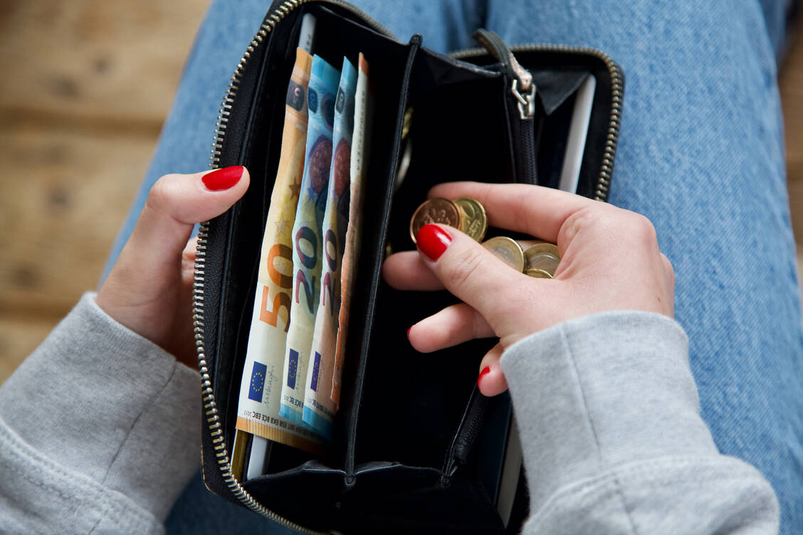 Studierende der Gesundheitsberufe müssen in einigen Ländern für die Zulassung zu den Staatsexamina in die Tasche greifen.  / Foto: Adobe Stock/micmacpics