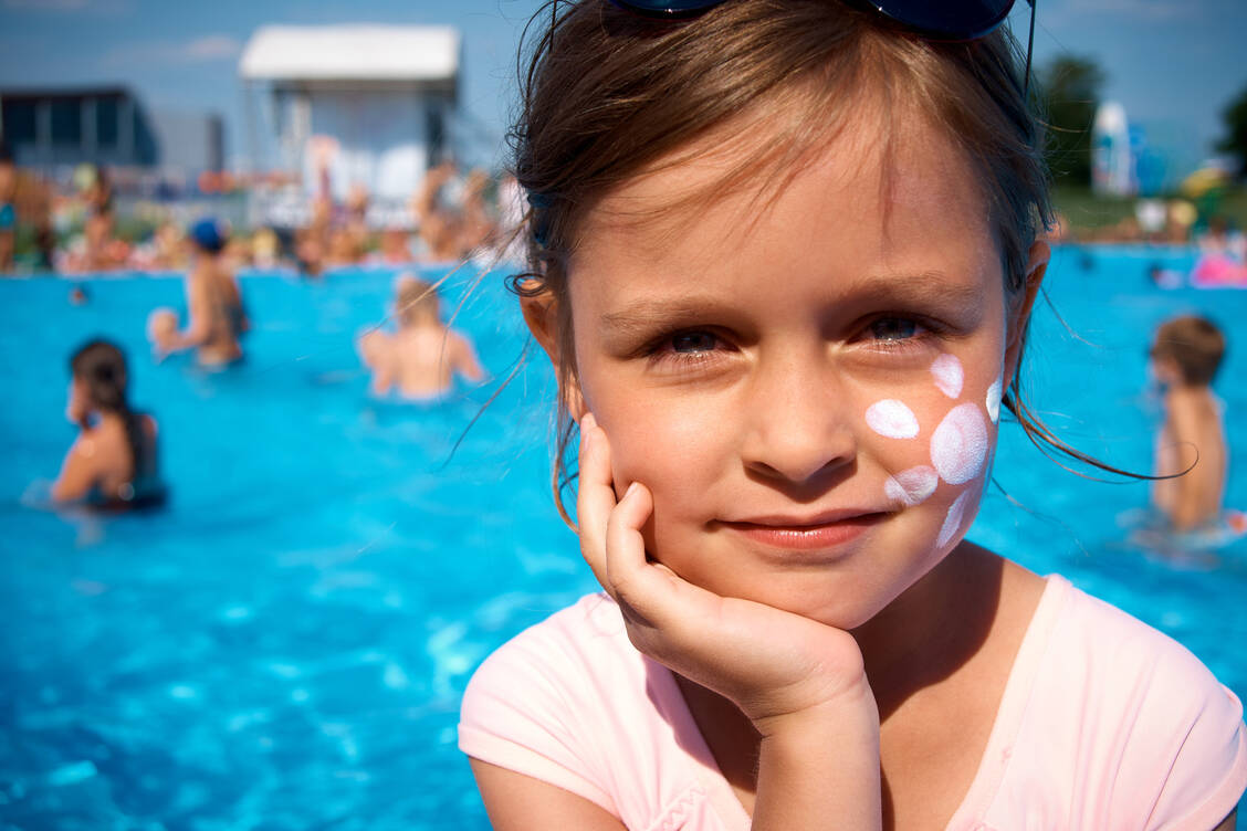An Sonnenschutz führt kein Weg vorbei – und das reichlich und nicht nur im Schwimmbad und am Strand.  / Foto: Getty Images/Olena Starostenko