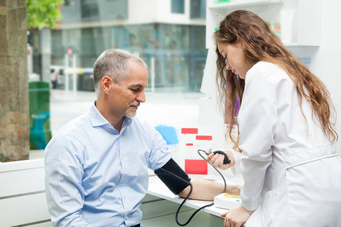 Die Aktion »Wir messen mit!« soll angehende Apothekerinnen und Apotheker für die pharmazeutischen Dienstleistungen begeistern. / Foto: Getty Images/Maica