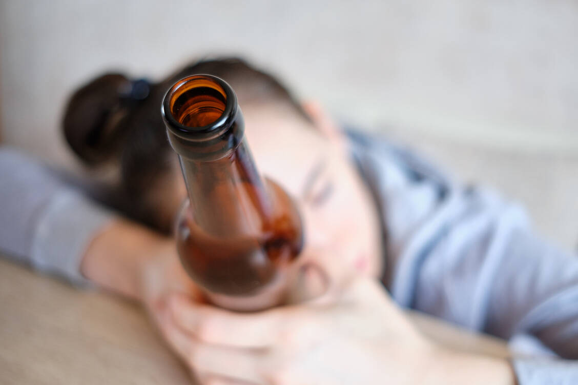 Den ersten Rausch haben Jugendliche inzwischen etwas später als früher – mit 16,2 Jahren.  / © Getty Images/gesrey