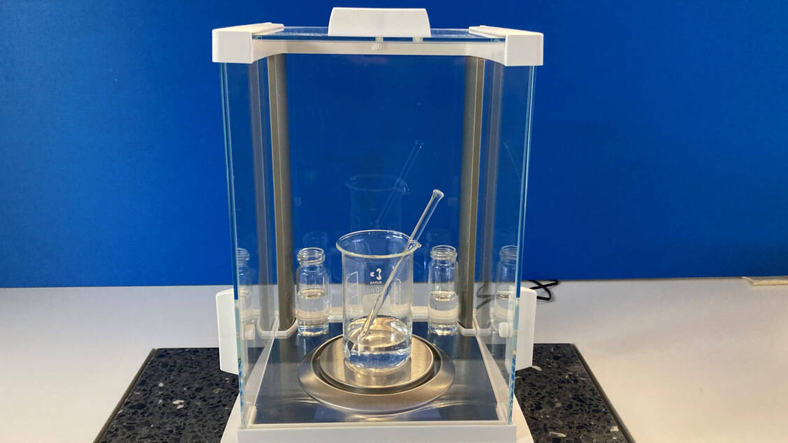 Wenn die Trichloressigsäure mit Wasser gemischt und der Ansatz gerührt wird, muss ein Glasstab verwendet werden. / © DAC/NRF