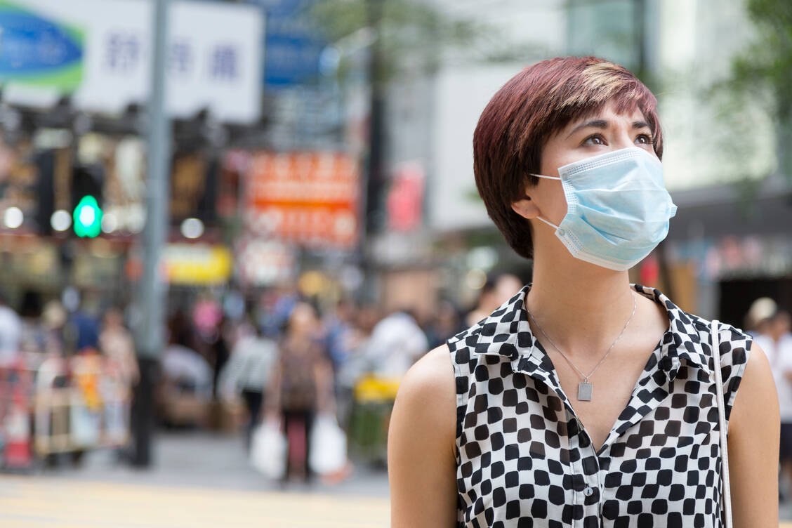 Die Menschen in China versuchen sich wie hier in Hongkong mit Schutzmasken vor Virusinfektionen zu schützen. Mancherorts sollen diese Hygieneartikel schon ausverkauft sein. / Foto: Getty Images/Patrick Heagney