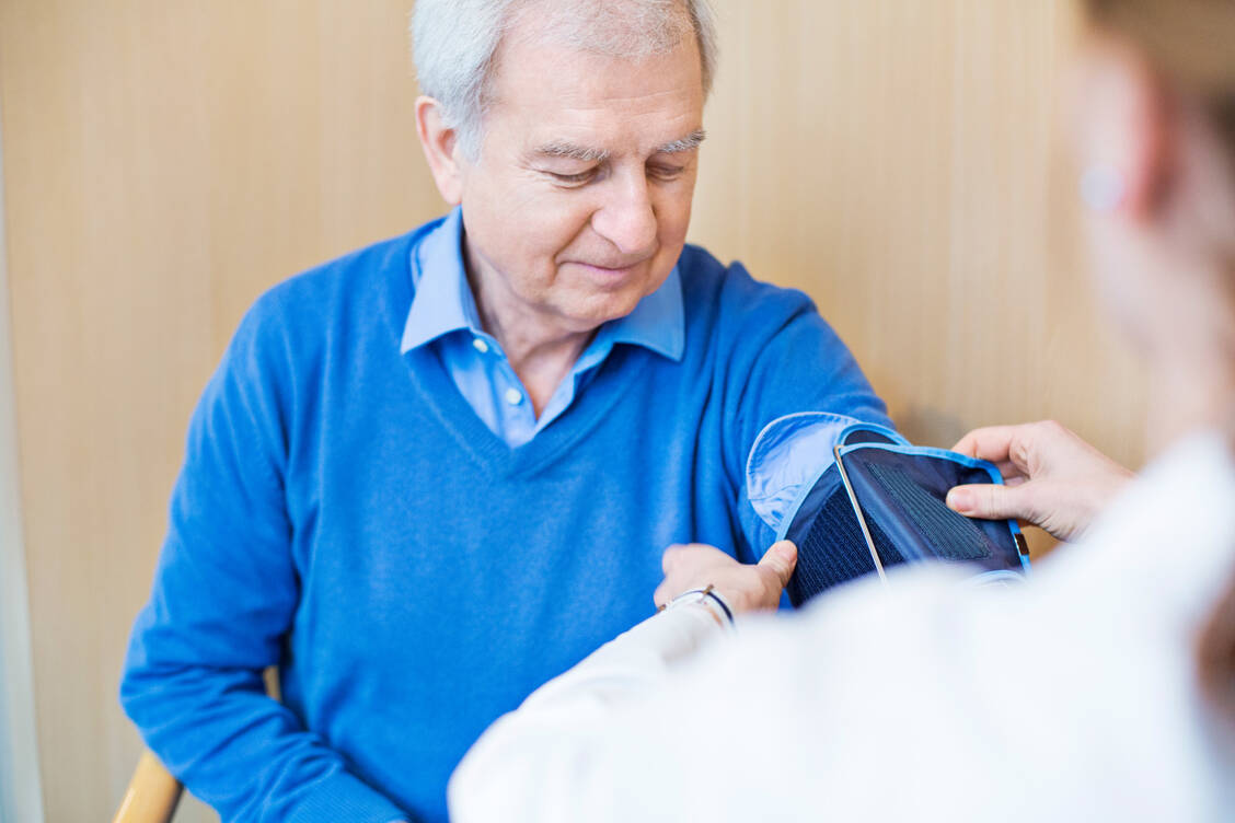 Ist der Blutdruck trotz der Anwendung mehrerer Antihypertensiva zu hoch, spricht man von therapieresistentem Hochdruck. Lorundrostat könnte für solche Patienten eine Therapieoption werden. / © Getty Images/alvarez
