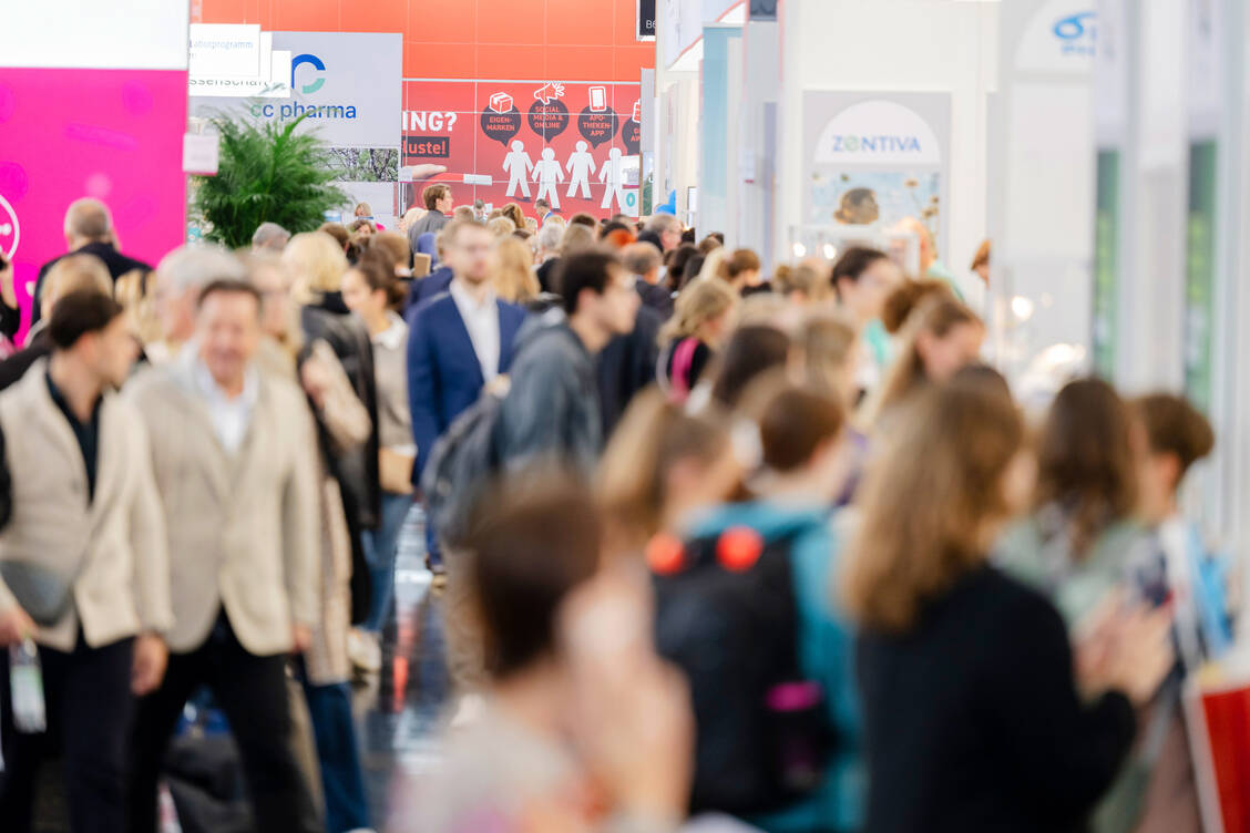 Jedes Jahr treffen sich zahlreiche Besucher, Aussteller und Entscheider auf der Expopharm. / © Avoxa Expopharm