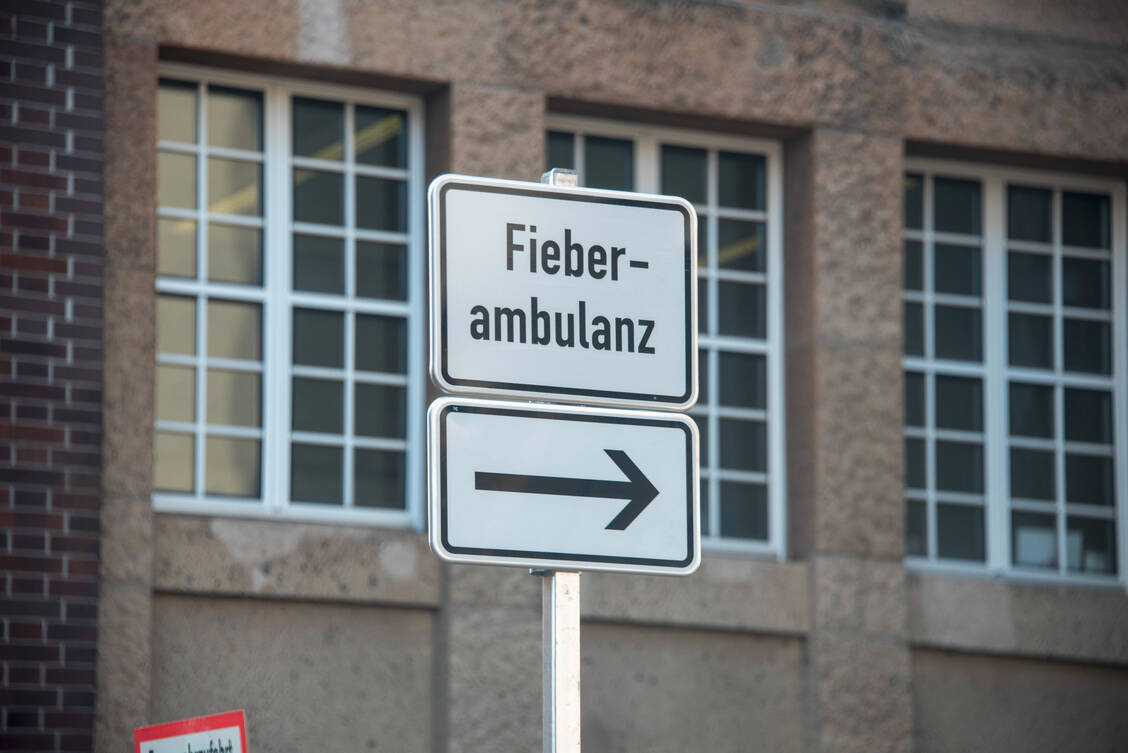 Fieberambulanzen sind meist an zentralen Orten wie Mehrzweckhallen eingerichtet. Die ärztliche Besetzung erfolgt in Absprache mehrere Ärzte untereinander. / Foto: Adobe Stock / Mattis Kaminer