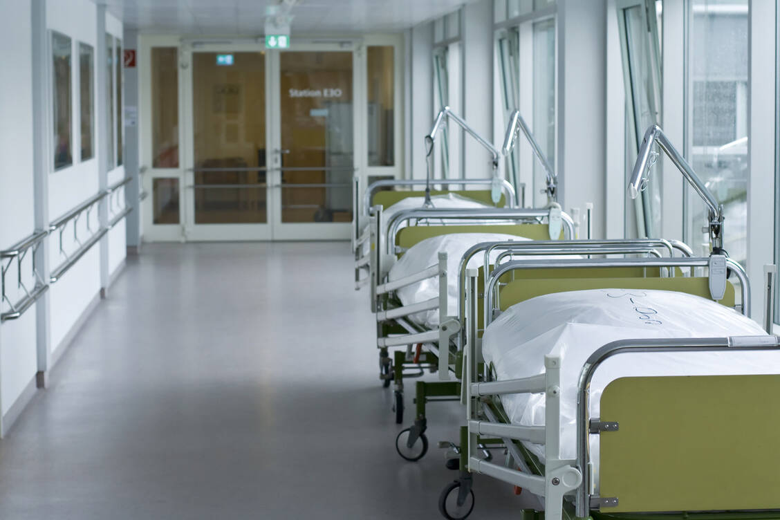 Noch könnten die Krankenhäuser problemlos auf die Zunahme der Neuinfektionen reagieren, sagt der Vorsitzendes des Weltärztebundes, Frank Ulrich Montgomery.  Doch irgendwann seien die Kapazitätsgrenzen erreicht. / Foto: Fotolia/TrudiDesign
