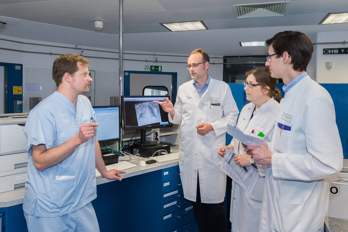 Professor Dr. Christian Ertmer (Leiter der operative Intensivmedizin am UKM, links) bei einer interdisziplinären Visite mit dem Antibiotic Stewardship-Team (Dr. Christian Lanckohr, Dr. Dagmar Horn und Dr. Marcus Ahrends, von links) / Foto: UKM