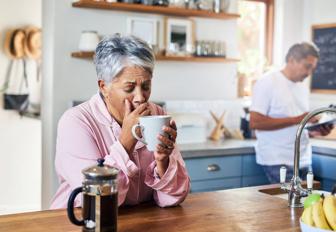 Häufig unterbrochener Schlaf führt zu Müdigkeit, Antriebslosigkeit und Erschöpfung tagsüber. Der Morgenkaffee hilft nur bedingt bei chronischem Schlafmangel. / © Shutterstock/PeopleImages