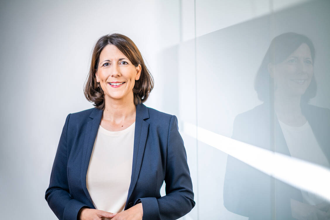 Daniela Schmitt ist Spitzenkandidatin der FDP. Die Bankbetriebswirtin arbeitete von 2016 bis 2021 als Staatssekretärin im rheinland-pfälzischen Ministerium für Wirtschaft, Verkehr, Landwirtschaft und Weinbau unter Volker Wissing. Im Mai 2021 übernahm sie die Leitung des Hauses als Ministerin. Laut Recherchen der Nachrichtenseite »Business Insider« hat die Firma ihres Ehemannes im Jahr 2020 Fördergelder der landeseigenen Investitionsbank erhalten, in deren Verwaltungsrat die 54-Jährige zu dieser Zeit stellvertretende Vorsitzende war. Außerdem begleitete ihr Ehemann sie als einer von 15 Teilnehmern einer Wirtschaftsdelegation auf einer Dienstreise nach Brasilien. / © FPD Rheinland-Pfalz